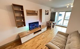 Airport Flyhub Chic Apartment-Self Checkin